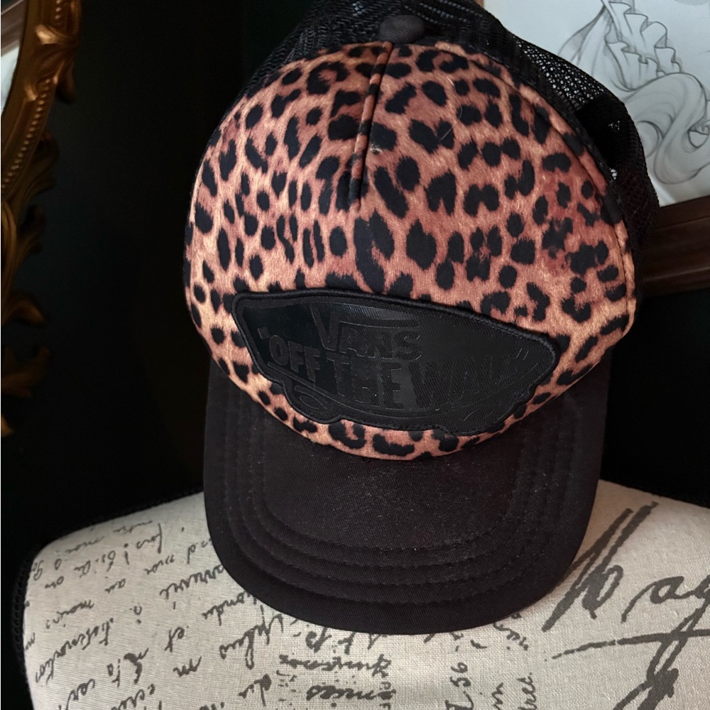 Vans Off the Wall leopard and black trucker